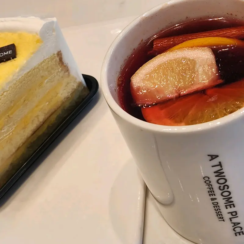 따뜻하고 깊은 맛이 일품인 투썸 뱅쇼