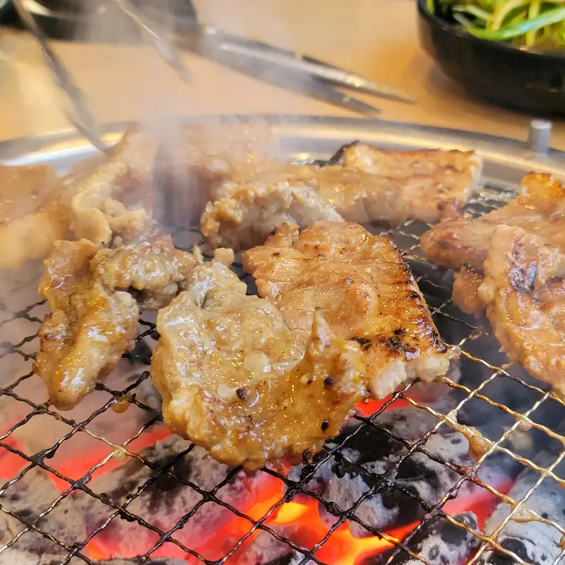 맛있게 익어가는 돼지갈비