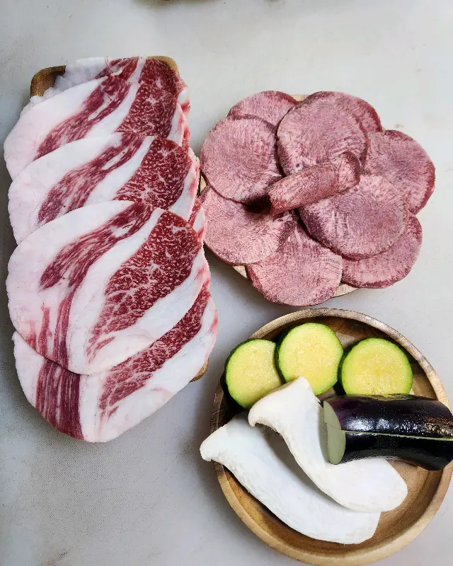 차돌박이와 우설, 그리고 신선한 야채들