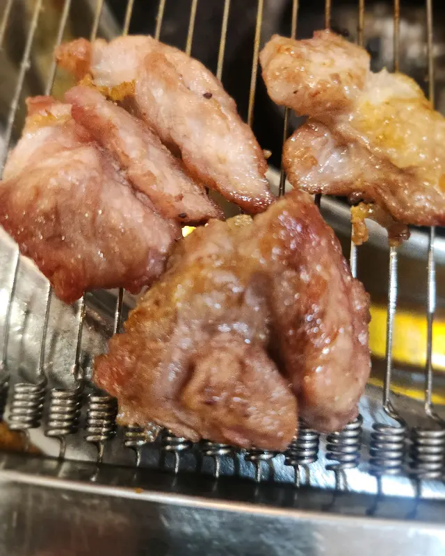 숯불 위에서 맛있게 구워지고 있는 돼지갈비