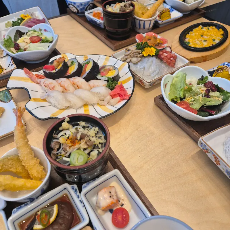 푸짐하게 차려진 한 상