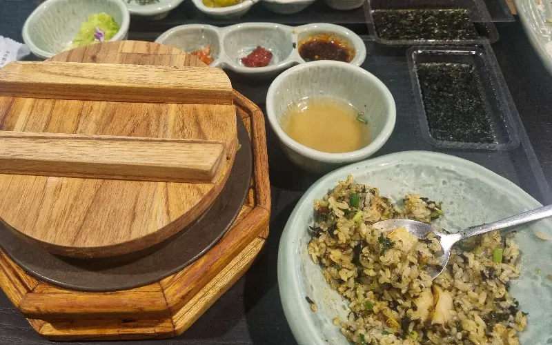 다채로운 반찬 구성