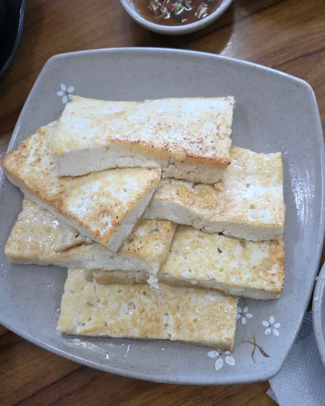 노릇노릇 구워진 두부부침