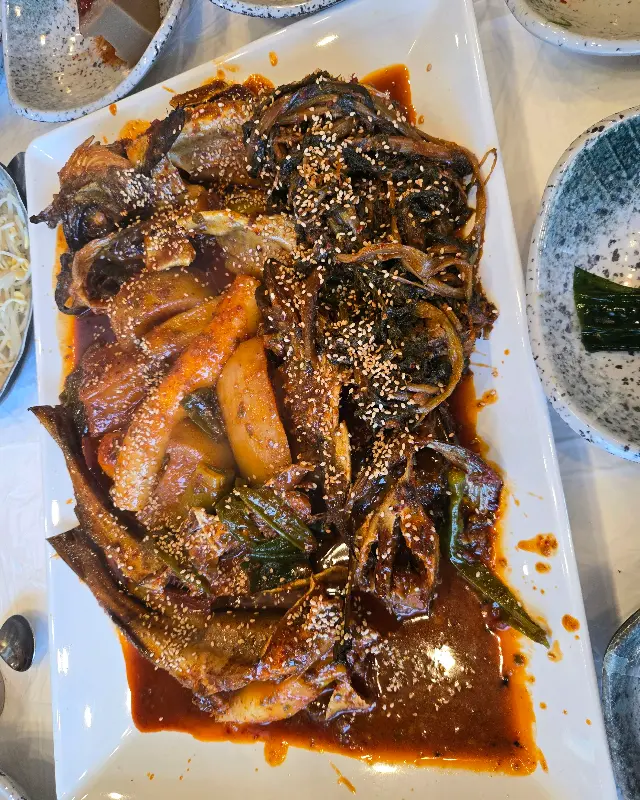 시래기와 함께 조려진 코다리 조림