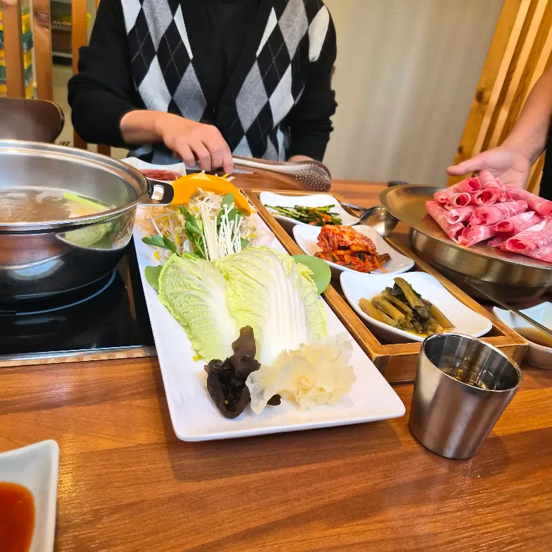 샤브샤브 즐기는 모습