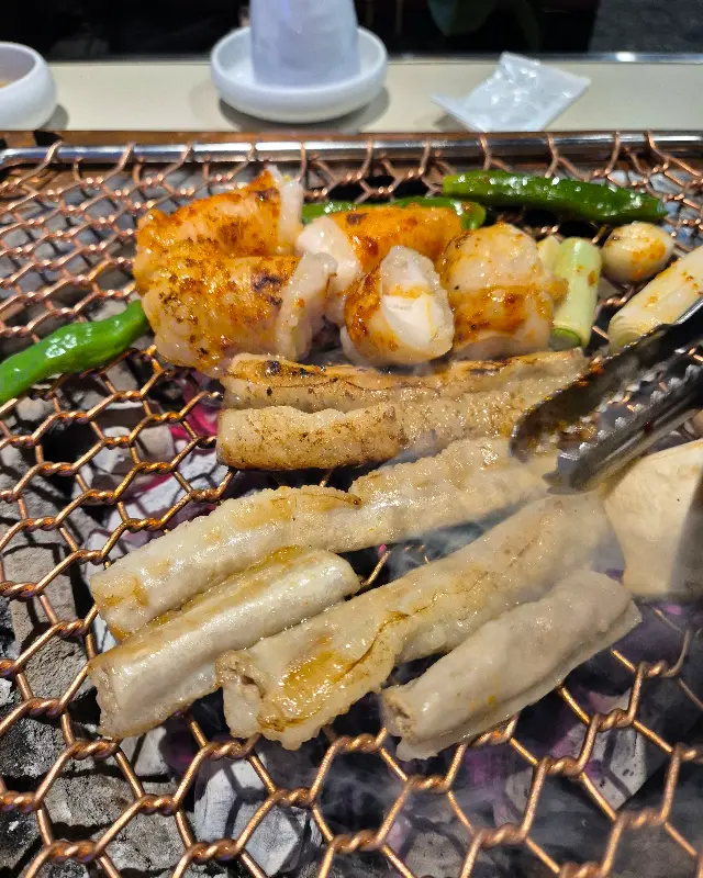 노릇노릇하게 구워진 대창, 곱창, 특양