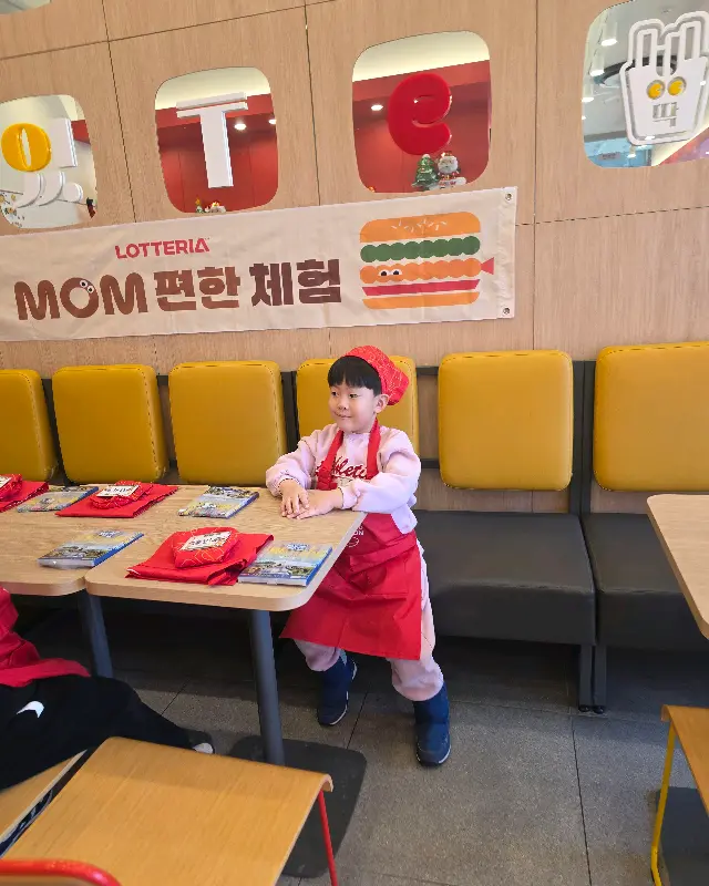 햄버거 만들기 체험을 기다리는 아이