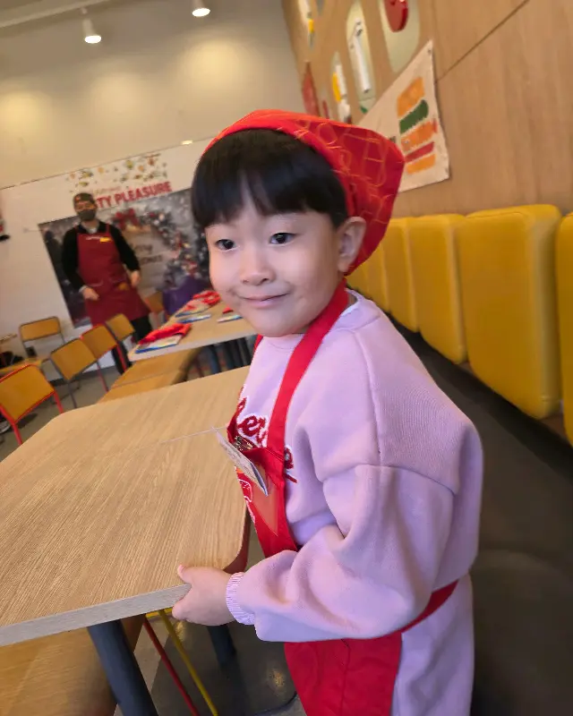 햄버거 만들기 체험을 준비하는 아이