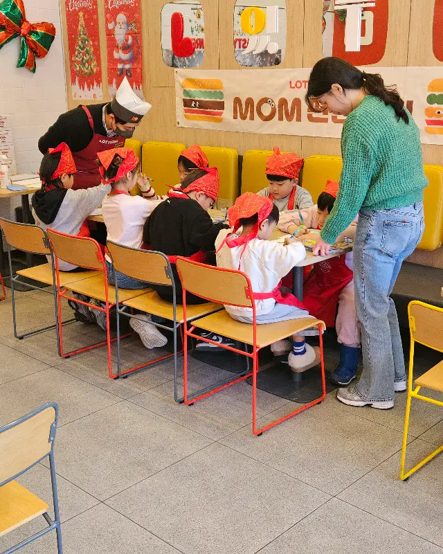 햄버거 만들기 체험에 참여한 아이들