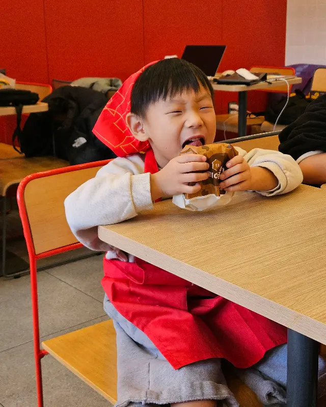 햄버거를 맛있게 먹는 아이