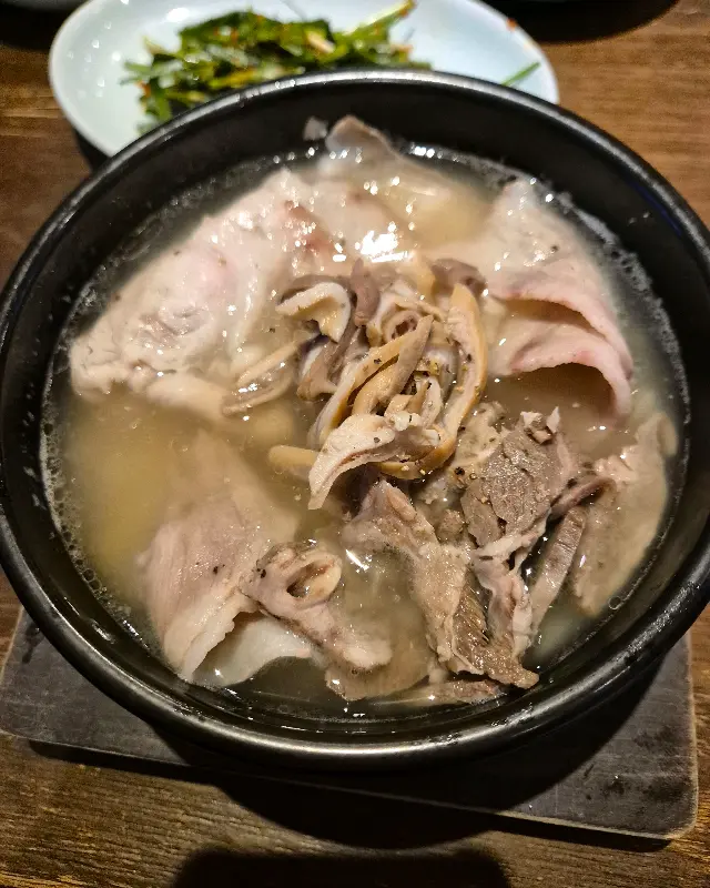 오소리감투가 푸짐하게 들어간 맑은 국밥