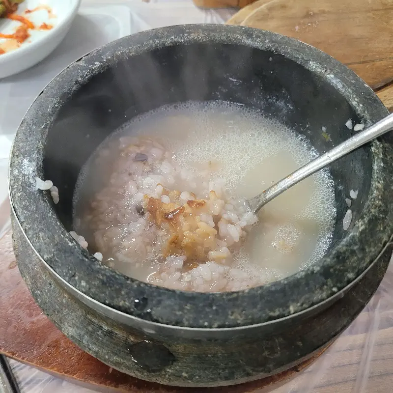 돌솥에 물을 부어 만든 숭늉