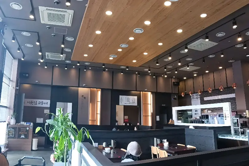 넓고 깔끔한 매장 내부