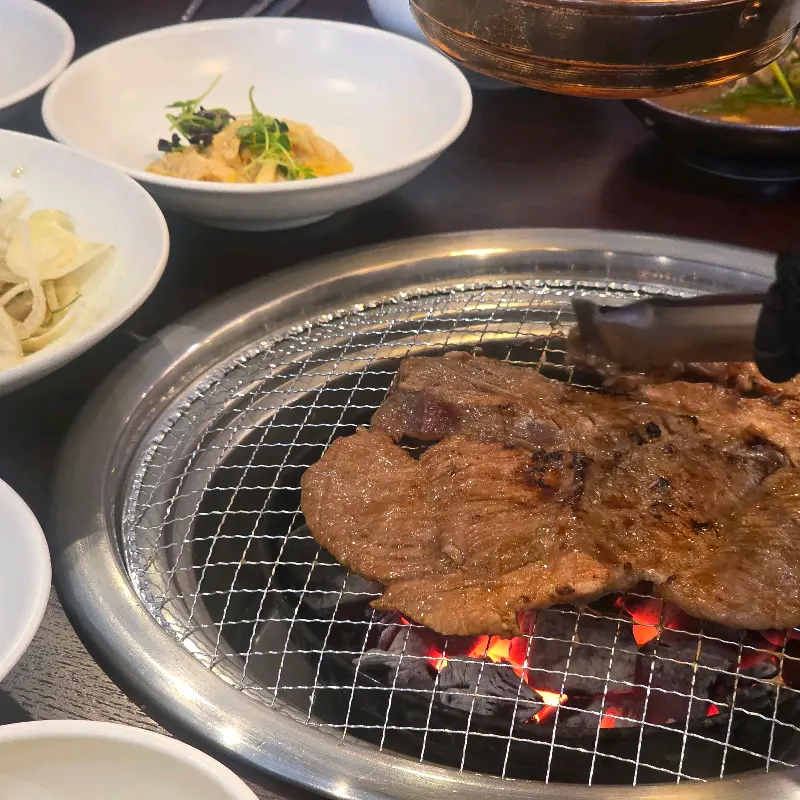 잘 구워진 갈비 한 점