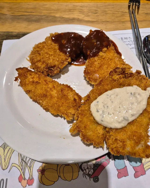 접시에 담긴 돈까스와 생선까스