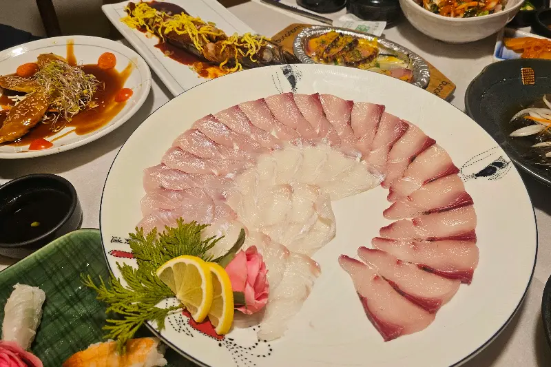 싱싱한 회 한 상 차림