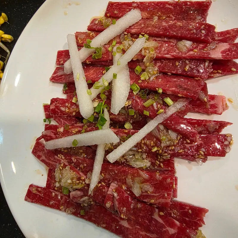 독특한 비주얼의 육회