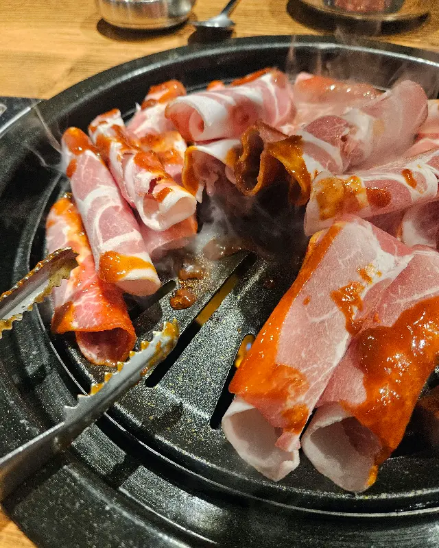 불판 위에서 익어가는 새우를 품은 열탄불고기