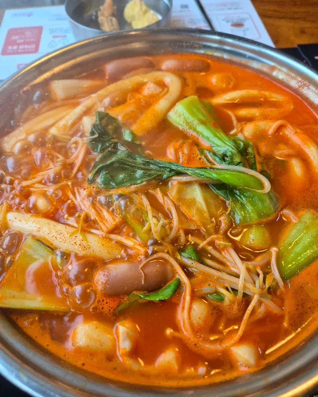 다양한 사리를 넣고 끓인 떡볶이