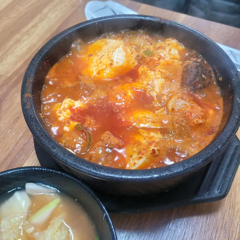 보기만 해도 군침이 도는 순두부찌개