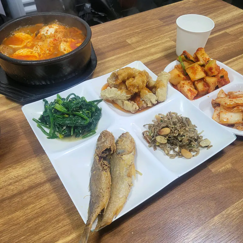 순두부찌개와 푸짐한 밑반찬