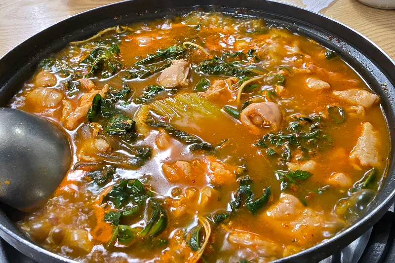 비주얼 폭발하는 곱창전골