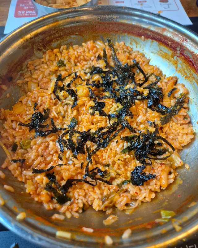 떡볶이 국물에 볶아 먹음직스러운 볶음밥