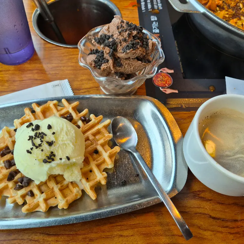 와플과 아이스크림, 커피까지 완벽한 마무리