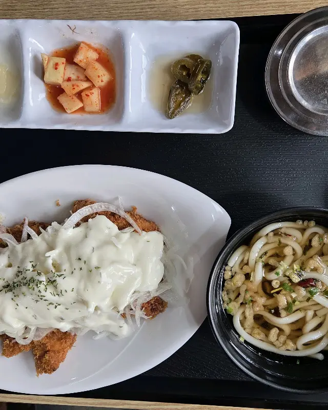 돈까스, 우동, 밥, 반찬의 조화