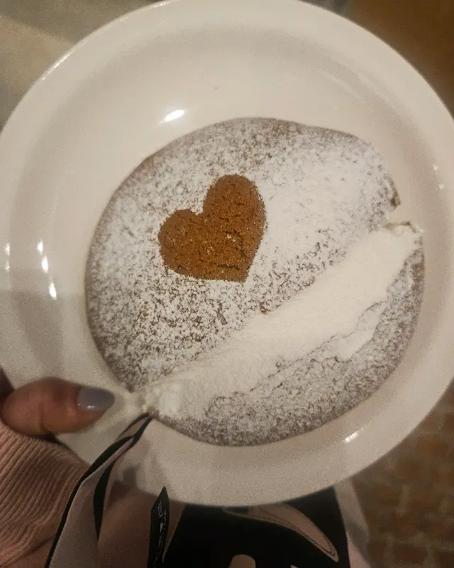 사랑스러운 하트 모양이 그려진 빵