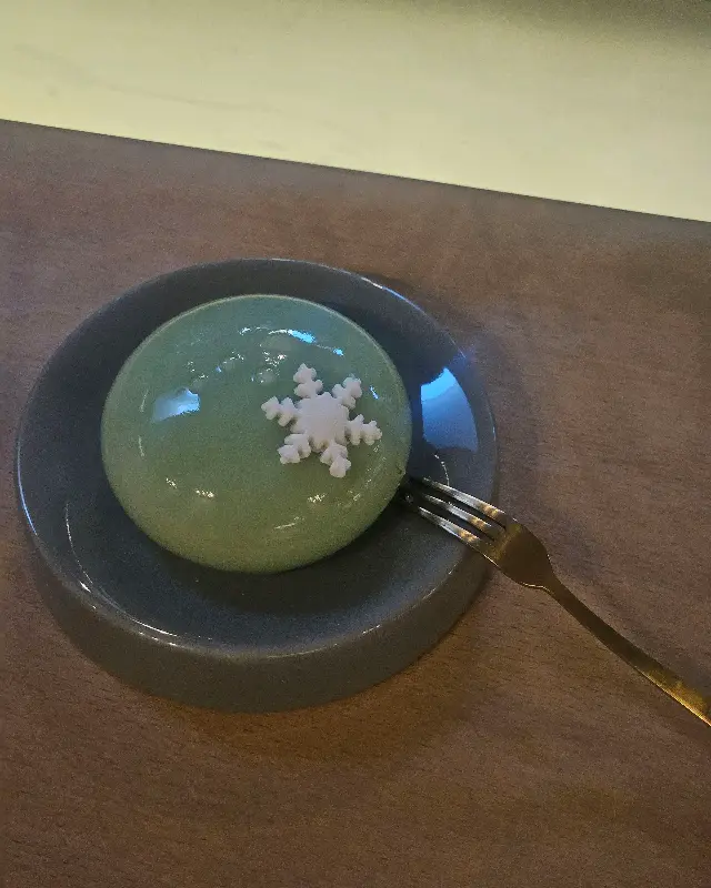 앙증맞은 비주얼의 말차 무스 케이크