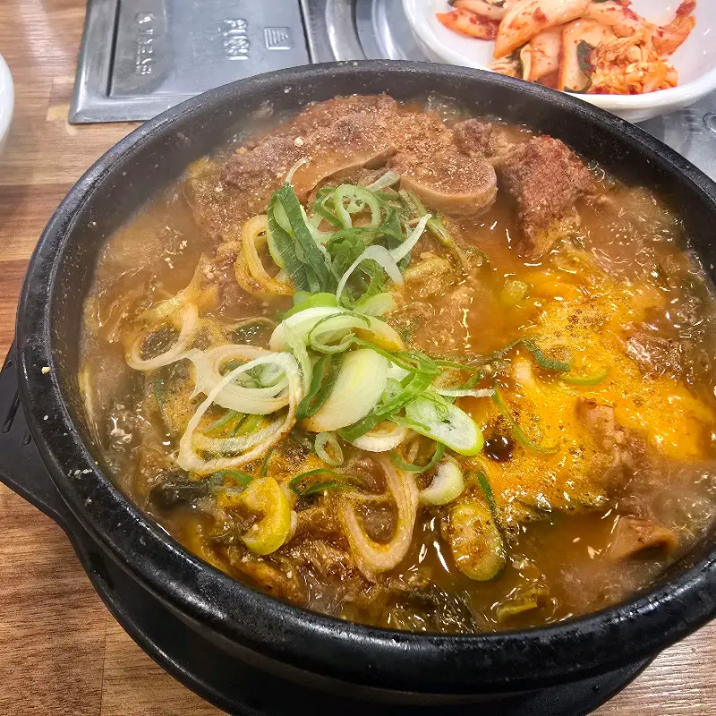 푸짐한 양의 감자탕