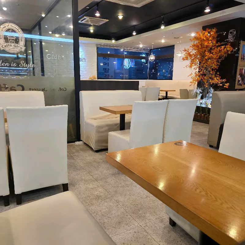 화이트 톤으로 꾸며진 아늑한 카페 내부