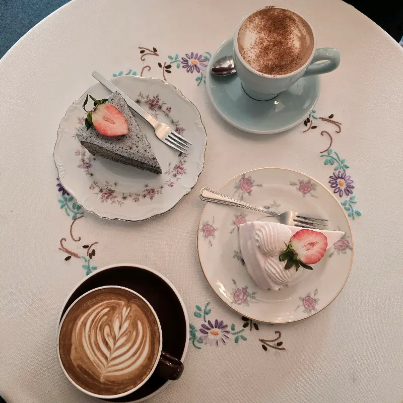 흑임자 갸또와 딸기 생크림 케이크