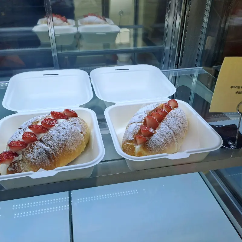 딸기가 올라간 빵