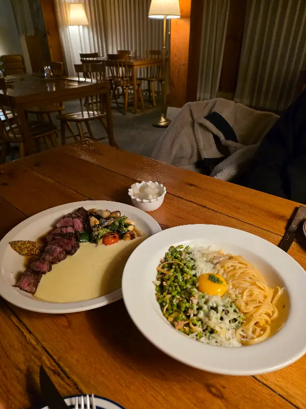 조밀에서 맛있는 식사를 즐기는 모습