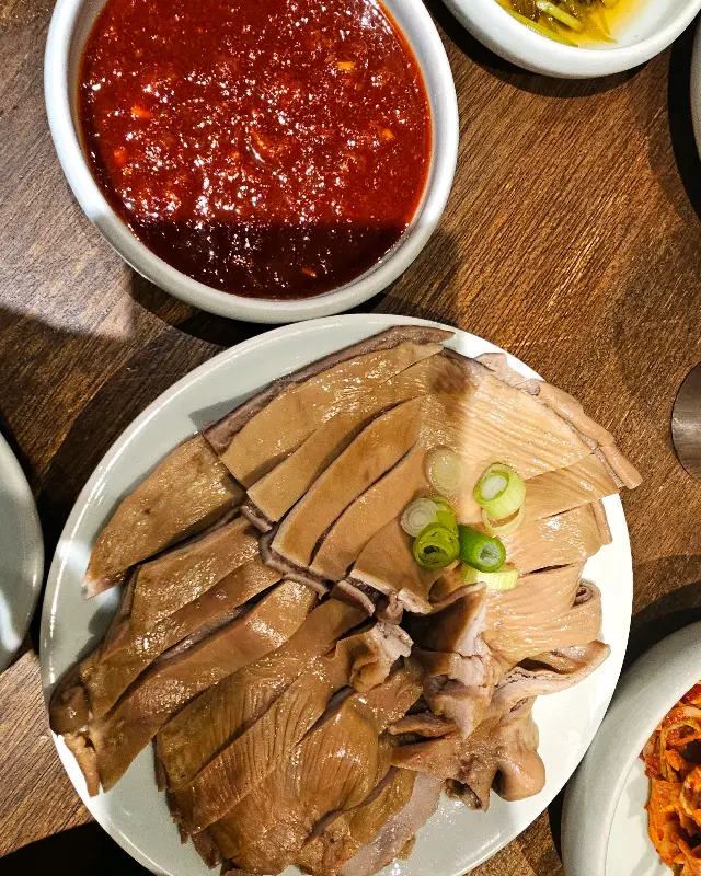 윤기가 흐르는 오소리감투 수육