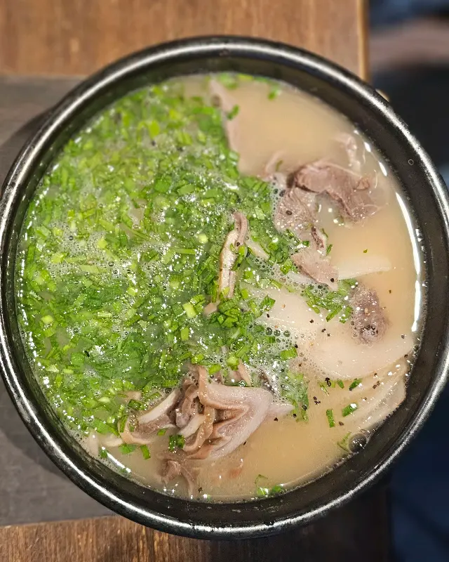 부추가 듬뿍 올라간 국밥