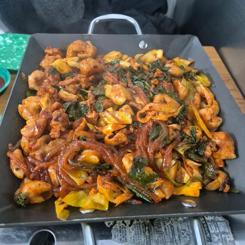 철판 위 야채곱창