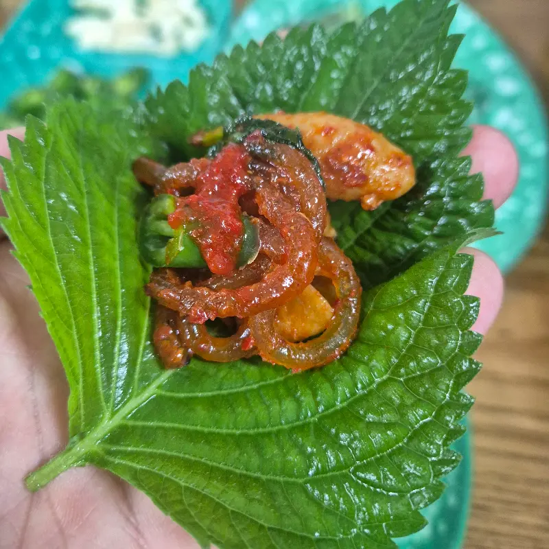 깻잎쌈에 곱창, 야채, 당면 올려 한 입!