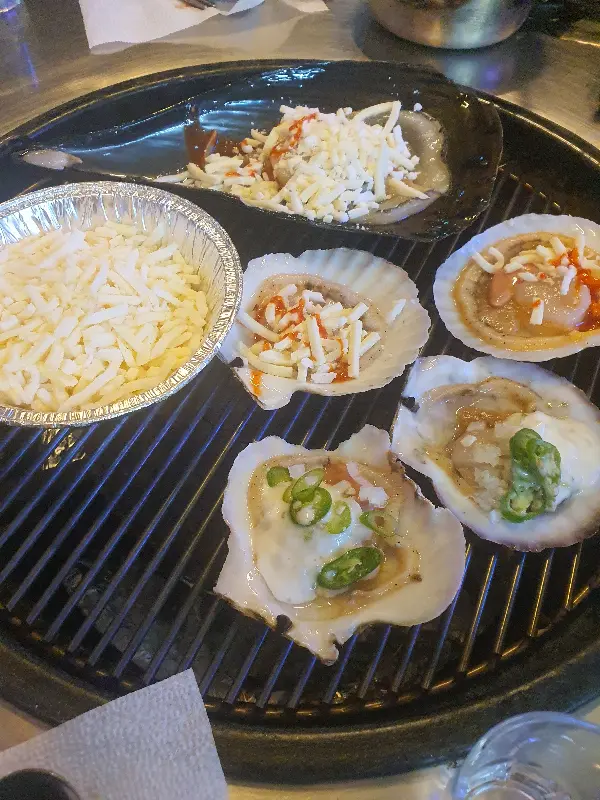 숯불 위에서 지글지글 익어가는 조개구이