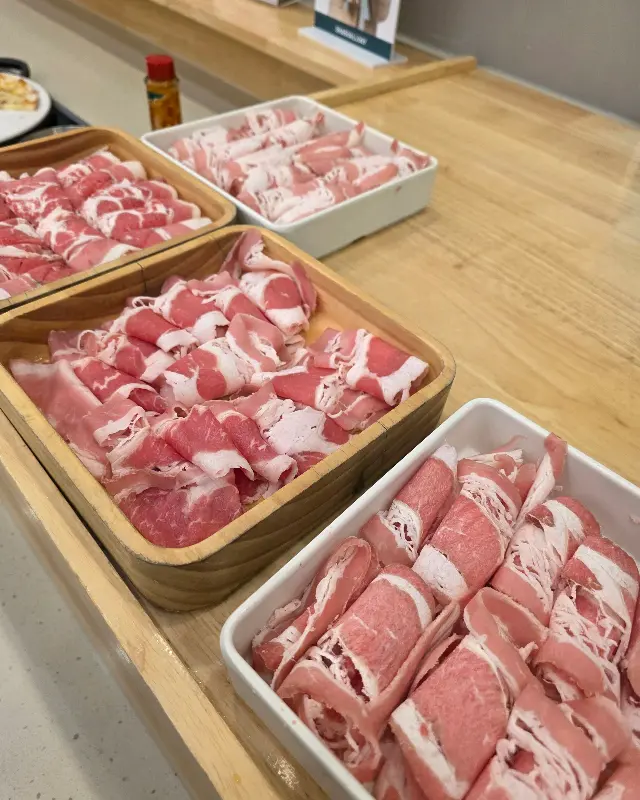 다양한 종류의 소고기가 담긴 나무 그릇들