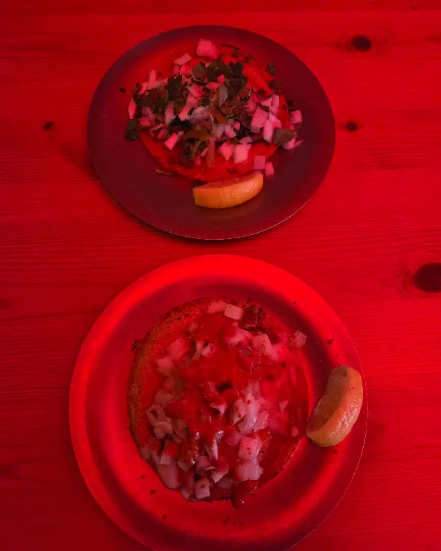 빨간 조명 아래 놓인 타코