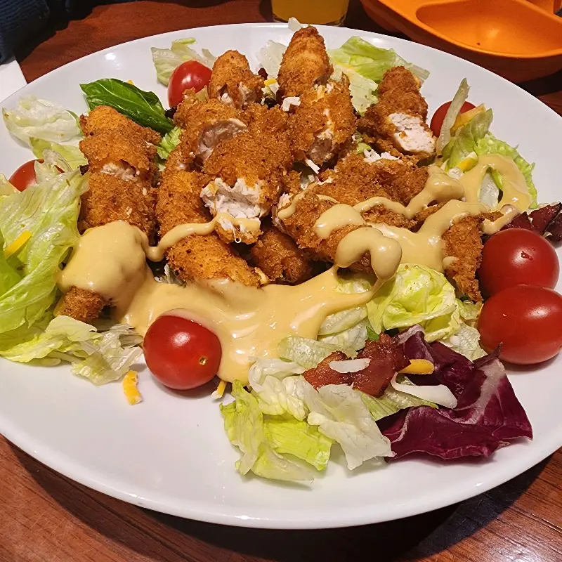 신선한 채소가 가득한 치킨 텐더 샐러드