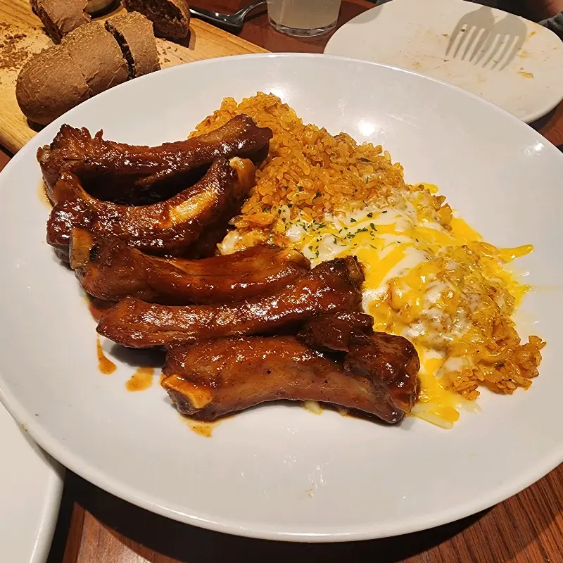 윤기가 흐르는 폭립과 볶음밥