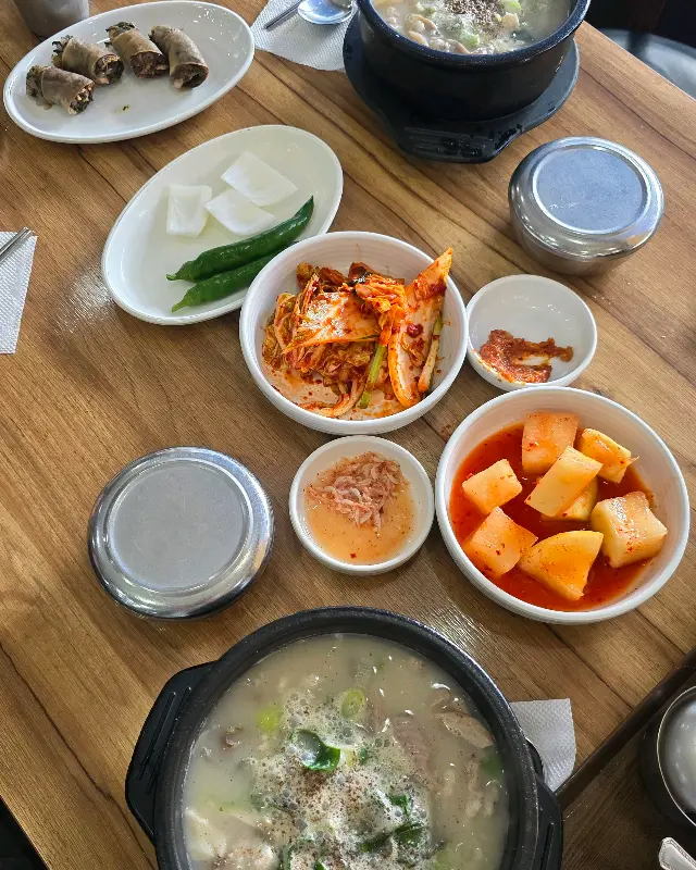 테이블 위에 차려진 순대국과 반찬들의 모습