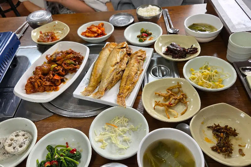 다양한 반찬들이 정갈하게 차려진 모습