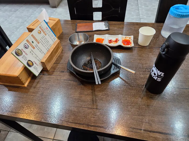 깔끔하게 비워진 식탁