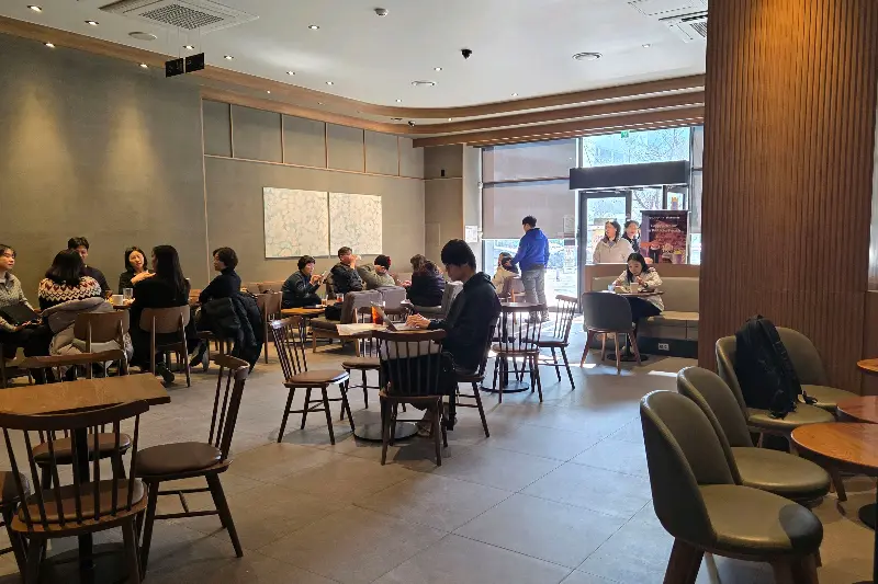 스타벅스 만년점 내부 전경