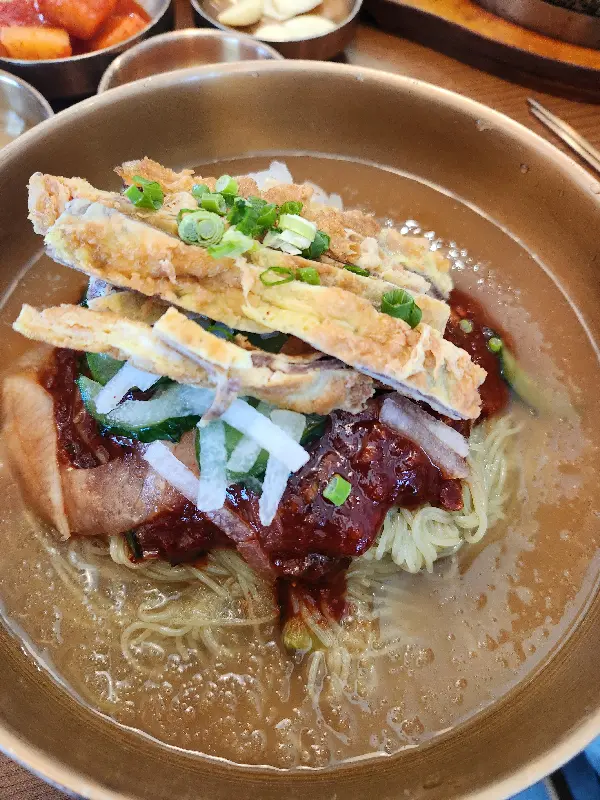 육전과 매콤한 양념의 환상적인 조합